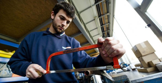 Un joven trabajando en un taller. / EFE