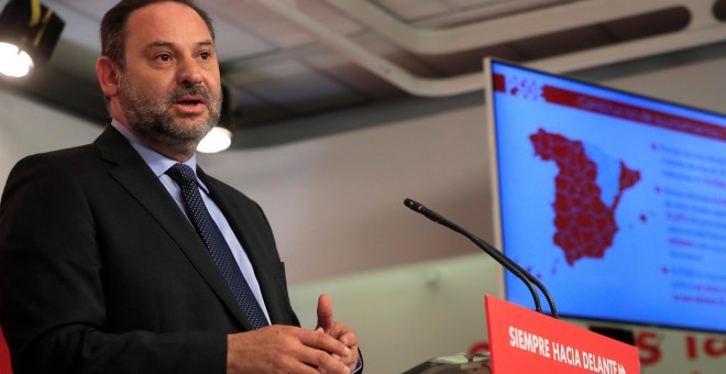 El secretario de Organización del PSOE y ministro de Fomento en funciones, José Luis Ábalos, durante una rueda de prensa en la sede de Ferraz sobre actualidad política. EFE/Fernando Alvarado