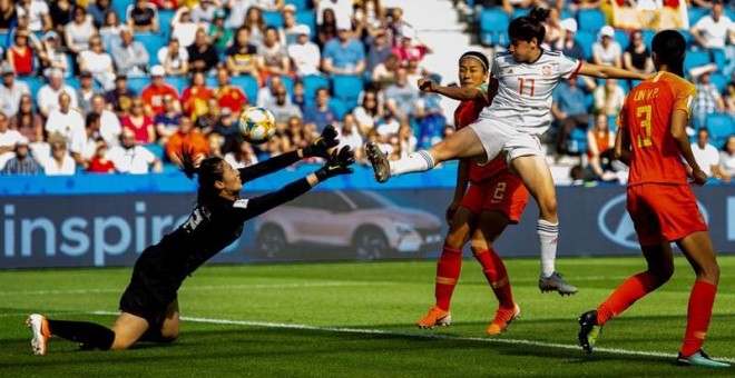 17/06/2019.- La delantera española Lucía García (c) disputa un balón durante el partido entre China y España, correspondiente al encuentro del grupo B del Mundial Femenino de Fútbol, disputado este lunes en el estadio Stade Océane de Le Havre (Francia). E