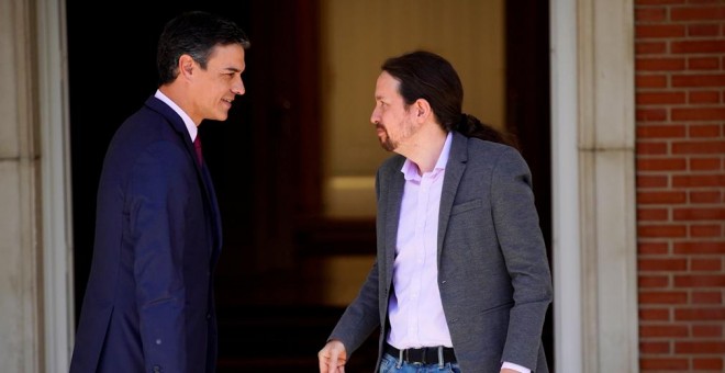 El presidente del Gobierno en funciones, Pedro Sánchez, y el líder de Podemos, Pablo Iglesias, en la entrada del Palacio de la Moncloa antes de la reunión que mantuvieron tras las elecciones del 28-A. REUTERS/Juan Medina