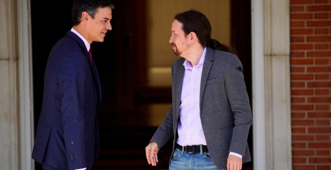 El presidente del Gobierno en funciones, Pedro Sánchez, y el líder de Podemos, Pablo Iglesias, en la entrada del Palacio de la Moncloa antes de la reunión que mantuvieron tras las elecciones del 28-A. REUTERS/Juan Medina