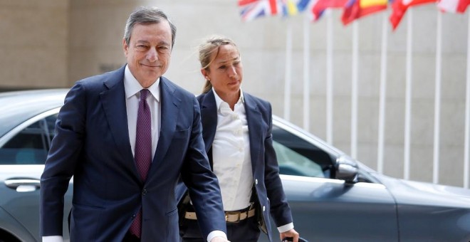 El presidente del Banco Central Europeo (BCE), Mario Draghi, a su llegada a la última reunión de ministros de Economía y Finanzas de la Eurozona (Eurogrupo), en Luxemburgo (Luxemburgo). EFE/ Julien Warnand