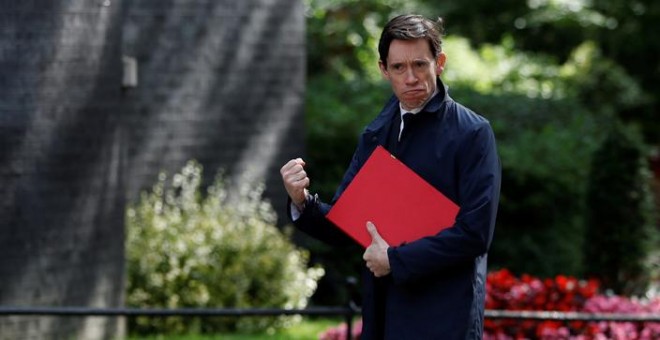 Rory Stewart gesticula cuando los periodistas le preguntan sobre su liderazgo, a su llegada a una reunión del gabinete británico en Downing Street, en Londres. REUTERS / Peter Nicholls