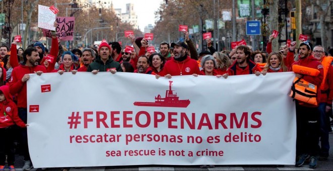 Voluntarios de la ONG Pro Activa Open Arms, durante una manifestación el pasado enero en Barcelona para contra la criminalización de los rescates de migrantes en el Mediterráneo.-ENRIC FONTCUBERTA / EFE / ARCHIVO