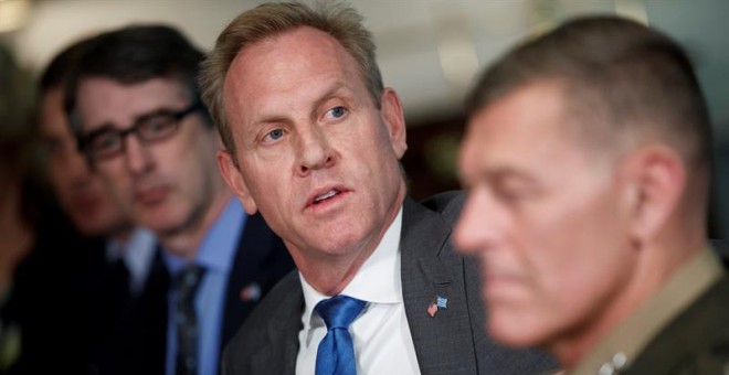 18/06/2019.- Imagen de archivo realizada el 7 de junio de 2019 que muestra al entonces secretario de Defensa en funciones, Patrick Shanahan (c), durante su reunión con el ministro griego de Defensa, Evangelos Apostolakis (no aparece), en el Pentágono de A