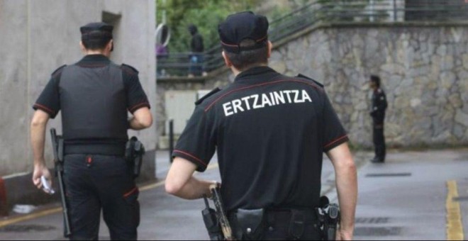 Dos agentes de la Ertzaintza. EFE/Archivo