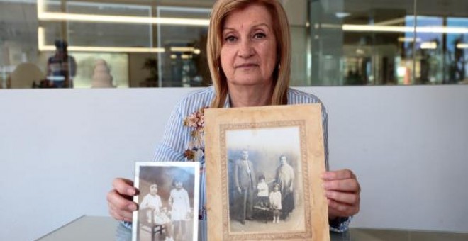 Tolita Riera sostiene una foto en la que aparecen su abuela Margalida y su abuelo Antoni junto a sus dos hijas, Francisca y Antonia © Laura Martínez / Women’s Link Worldwide