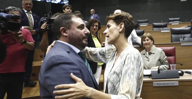 La responsable del PSN, María Chivite, felicita al nuevo presidente del Parlamento de Navarra, Unai Hualde. EFE/ Jesús Diges