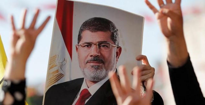 18/06/2019 - Una imagen del expresidente egipcio Mohamed Mursi durante una concentración tras su muerte. / REUTERS - MURAD SEZER