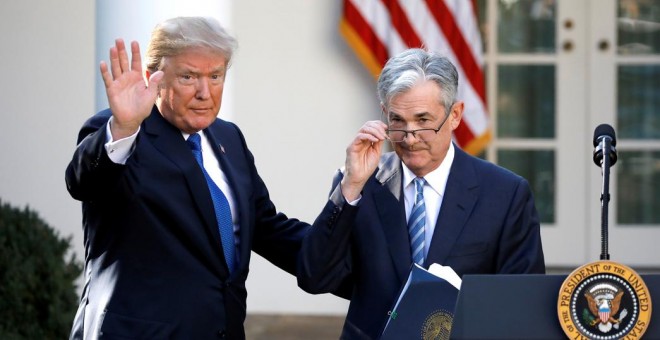 El presidente de EEUU, Donald Trump, con Jerome Powell en los jardines de la Casa Blanca, tras la comparecencia en la que anunció su designación al frente de la Reserva Federal, en noviembre de 2017. REUTERS/Carlos Barria