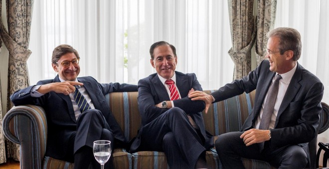 El presidente de CaixaBank, Jordi Gual (d); el presidente de Bankia, José Ignacio Goirigolzarri (i), y el presidente de Mapfre, Antonio Huerta (c), conversan antes de intervenir en un curso de la UIMP, en Satander. EFE/ Román G. Aguilera