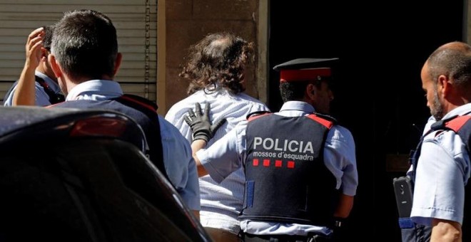 19/06/2019.- Los Mossos d'Esquadra trasladan al hombre que han detenido por su supuesta relación con la desaparición de su expareja en Terrassa (Barcelona), a la vivienda que ambos compartían, donde los agentes efectúan un registro por orden judicial, par