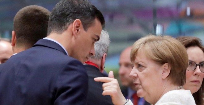 El presidente de España, Pedro Sánchez, y la canciller de Alemania, Angela Merkel, conversan al inicio de la cumbre de la Unión Europea (UE) en Bruselas (Bélgica). EFE/ Olivier Hoslet