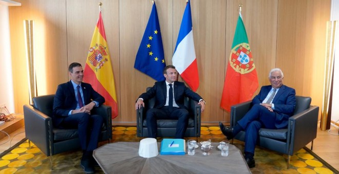 El presidente del Gobierno, Pedro Sanchez, el presidente francés, Emmanuel Macron, y el primer ministro portugués, Antonio Costa, reunidos antes de la cumbre de la UE en Bruselas. REUTERS/ Kenzo Tribouillard/Pool