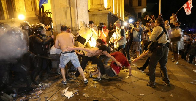 Manifestantes y Policía se enfrentan junto al Parlamento georgiano, en Tiflis. - REUTERS