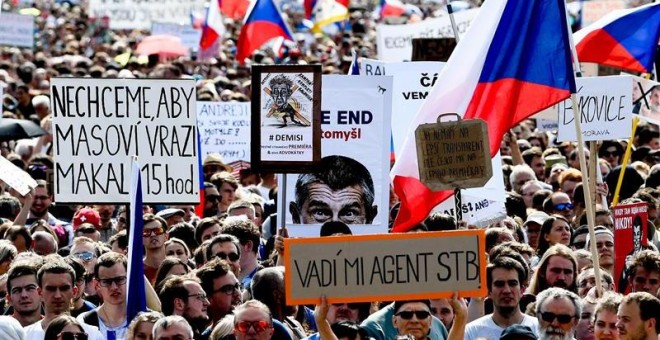 23/06/2019.- Miles de personas marchan este domingo en Praga para pedir la dimisión del primer ministro checo, Andrej Babis. EFE/EPA/Filip Singer