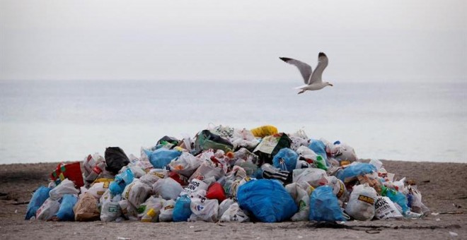 Las playas de la ciudad de A Coruña han amanecido este lunes con toneladas de basura. EFE