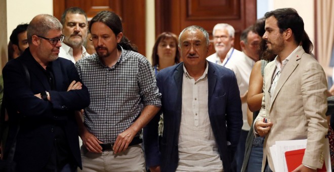 El secretario general de Podemos, Pablo Iglesias (2i), junto al coordinador federal de Izquierda Unida, Alberto Garzón (d), tras la reunión que han mantenido con los máximos responsables de UGT y CCOO, Pepe Álvarez (2d) y Unai Sordo (i), respectivamente.