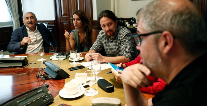 El secretario general de Podemos, Pablo Iglesias (3i), junto a la coportavoz de la formación, Noelia Vera (2i), durante la reunión que han mantenido con los máximos responsables de UGT y CCOO, Pepe Álvarez (i) y Unai Sordo (d), respectivamente. EFE/ Maris
