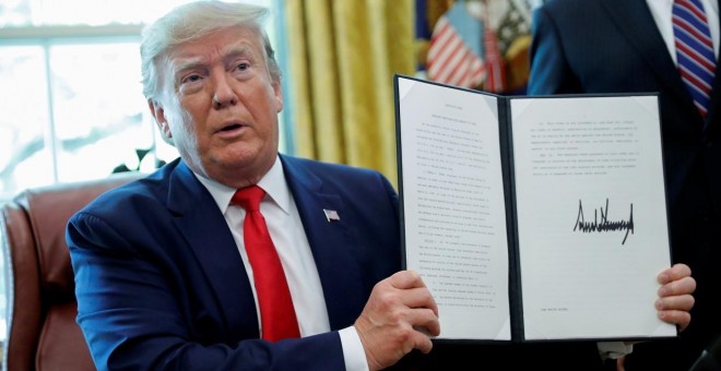 24/06/2019 - El presidente estadounidense, Donald Trump, firma nuevas sanciones contra Irán en la Casa Blanca, Washington. / REUTERS - CARLOS BARRIA