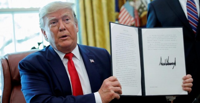 24/06/2019 - El presidente estadounidense, Donald Trump, firma nuevas sanciones contra Irán en la Casa Blanca, Washington. / REUTERS - CARLOS BARRIA