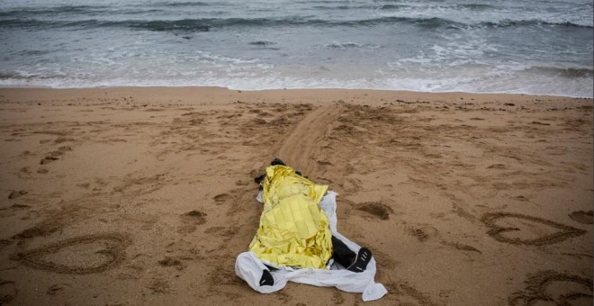 El cuerpo sin vida de una personas migrante en una playa andaluza.- JAVIER FERGO / CAMINANDO FRONTERAS