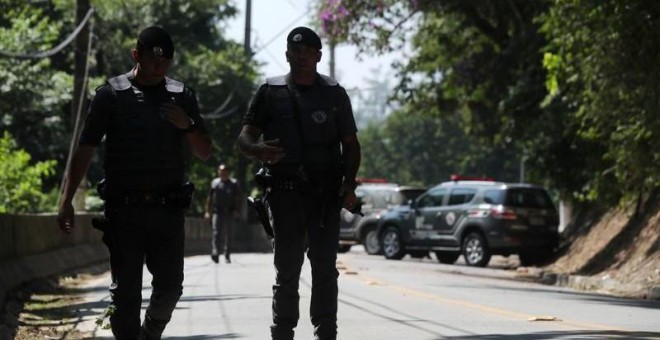 4/04/2019 - Policías patrullan en un barrio cerca de Sao Paulo, Brasil. / REUTERS