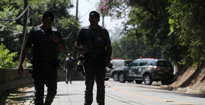4/04/2019 - Policías patrullan en un barrio cerca de Sao Paulo, Brasil. / REUTERS