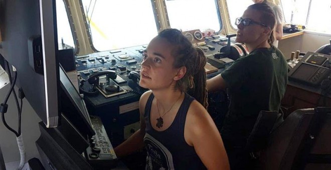 Fotografía facilitada por la ONG Sea Watch de la capitana del barco del mismo nombre, la alemana Carola Rackete. - EFE