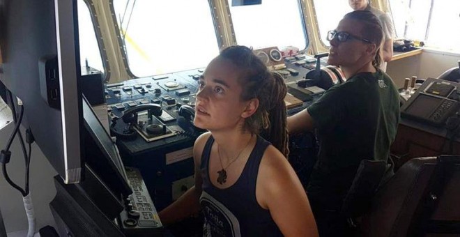 Fotografía facilitada por la ONG Sea Watch de la capitana del barco del mismo nombre, la alemana Carola Rackete. - EFE