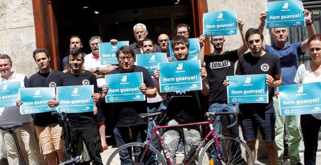 27/06/2019.- Miembros de los colectivos 'Riders x Drets' e Intersindical Valenciana, celebran este jueves que el Juzgado de lo Social número 5 de València ha sentenciado que los 97 repartidores de la empresa Roodfoods Spain, matriz de Deliveroo, en esta c
