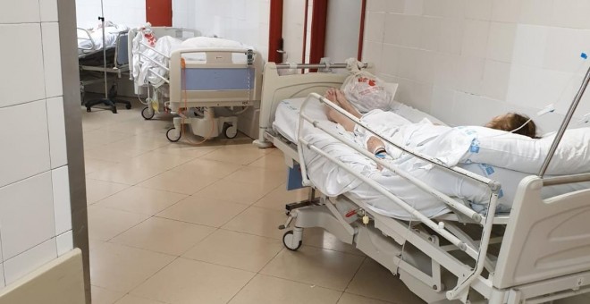 Una paciente espera ser ingresada en planta en los pasillos de la Urgencias del Hospital Gregorio Marañón de Madrid. CCOO