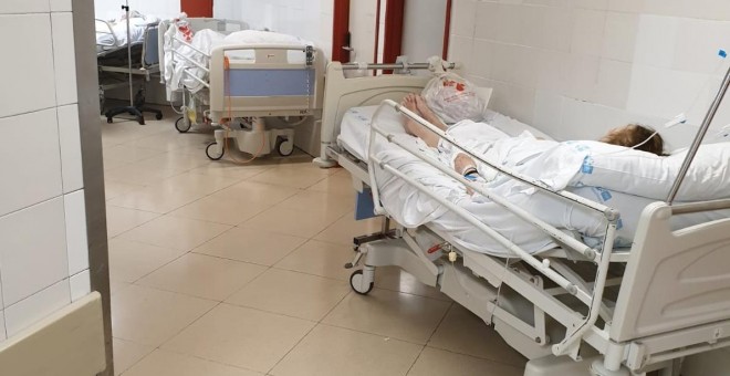 Una paciente espera ser ingresada en planta en los pasillos de la Urgencias del Hospital Gregorio Marañón de Madrid. CCOO