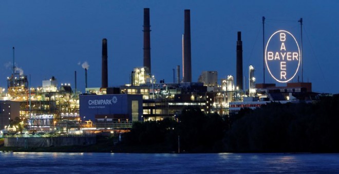 El Chempark, el parque químico más grande de Alemania, donde tiene su sede y su planta principal la firma Bayer, junto al Rin, en Leverkusen. REUTERS / Wolfgang Rattay