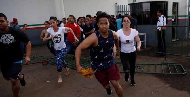 Migrantes se escapan del centro de detención Siglo XXI en Tapachula. - REUTERS / ANDRES MARTINEZ CASARES