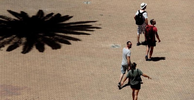 26/06/2019.- Varios turistas pasean por las calles de Palma de Mallorca bajo el intenso calor. La ola de calor, que desde hoy comienza a afectar a gran parte de la península y Baleares, ha activado la alerta amarilla en el sur, el interior y la Tramuntan