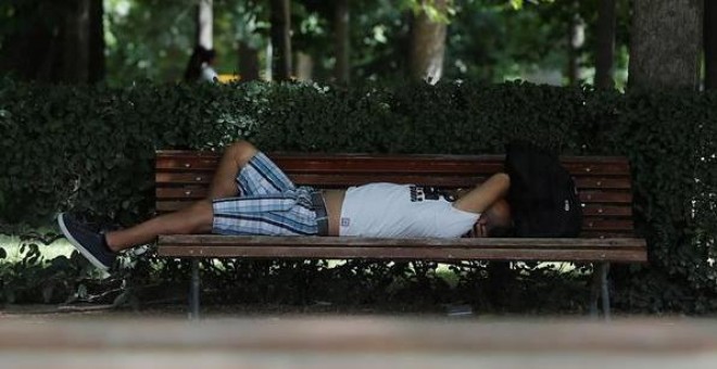 27/06/2019.- Un hombre descansa en un banco del parque de El Retiro, en Madrid. EFE/Juan Carlos Hidalgo