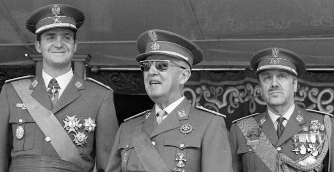 Juan Carlos de Borbón junto al dictador Francisco Franco. EFE