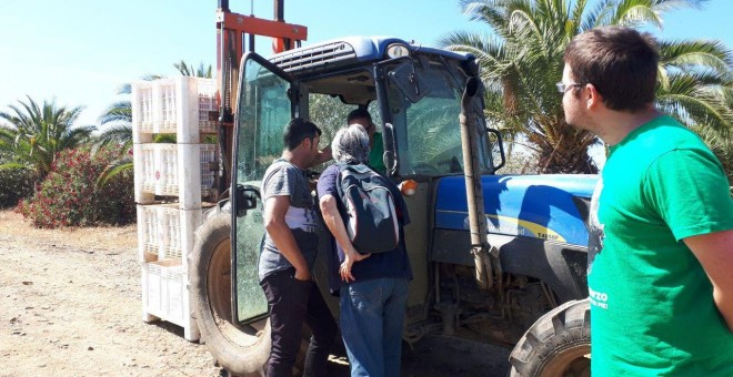 Varios empleados con uno de los tractores.