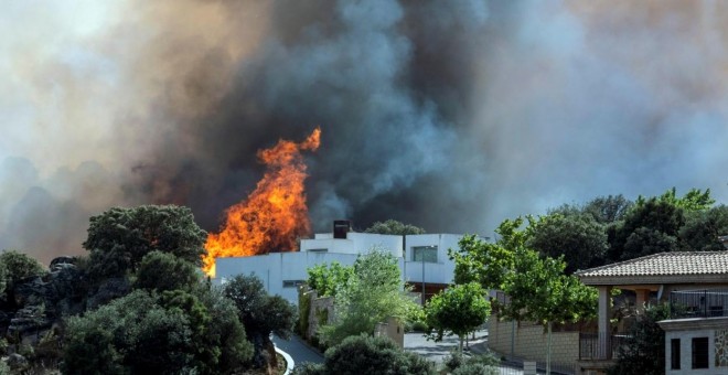 28/06/2019.- Imagen del incendio forestal que se ha declarado en el paraje denominado 'Cerro de los Palos', y que ha obligado al desalojo de varias viviendas de urbanizaciones cercanas a la ciudad de Toledo. EFE / Ángeles Visdómine.