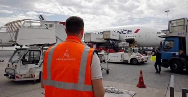 20/06/2019 - Un trabajador en el aeropuerto Charles de Gaulle de París. / REUTERS - PHILIPPE WOJAZER