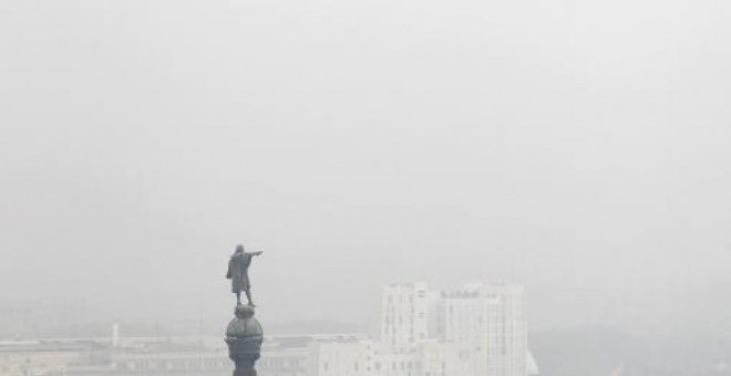 Foto de archivo de la contaminación del aire en Barcelona. / EFE