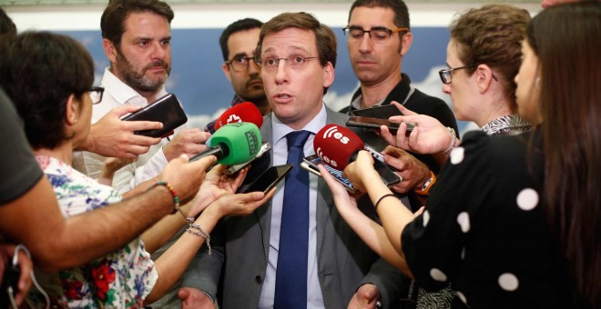El alcalde de Madrid, José Luis Martínez-Almeida, ofrece declaraciones a los medios de comunicación antes de la celebración de una sesión plenaria en el Ayuntamiento de Madrid. Eduardo Parra / EP
