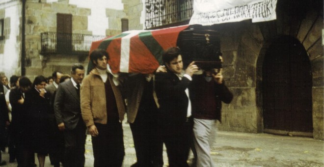 Imagen del funeral de Mikel Arregi en noviembre de 1977. EUSKAL MEMORIA FUNDAZIOA