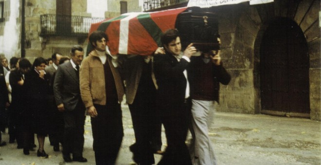 Imagen del funeral de Mikel Arregi en noviembre de 1977. EUSKAL MEMORIA FUNDAZIOA