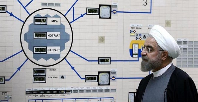 01/07/2019.- Fotografía de archivo realizada el 13 de enero de 2015 que muestra al presidente iraní, Hasán Rohaní, durante una visita a la planta nuclear de Bushehr en el sur de Irán. La República Islámica de Irán informó hoy de que ya ha superado el lím