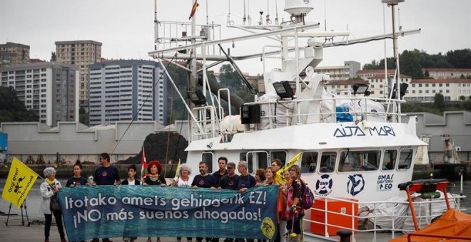 El barco de rescate humanitario Aita Mari, en el puerto de Pasaia este lunes. EFE/Javier Etxezarreta