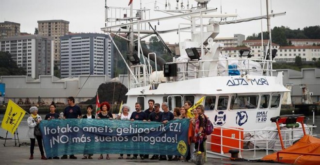 El barco de rescate humanitario Aita Mari, en el puerto de Pasaia este lunes. EFE/Javier Etxezarreta