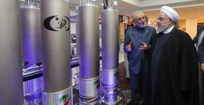 Fotografía de archivo realizada el 9 de abril de 2019 que muestra al presidente iraní, Hasán Rohaní, durante una visita a la organización de tecnología nuclear Ali Akbar Salehila en Teherán. EFE