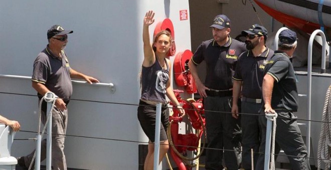 Carola Rackete (c), capitana del buque de rescate Sea Watch 3, saluda a su llegada a Porto Empedocle (Italia) este lunes.EFE
